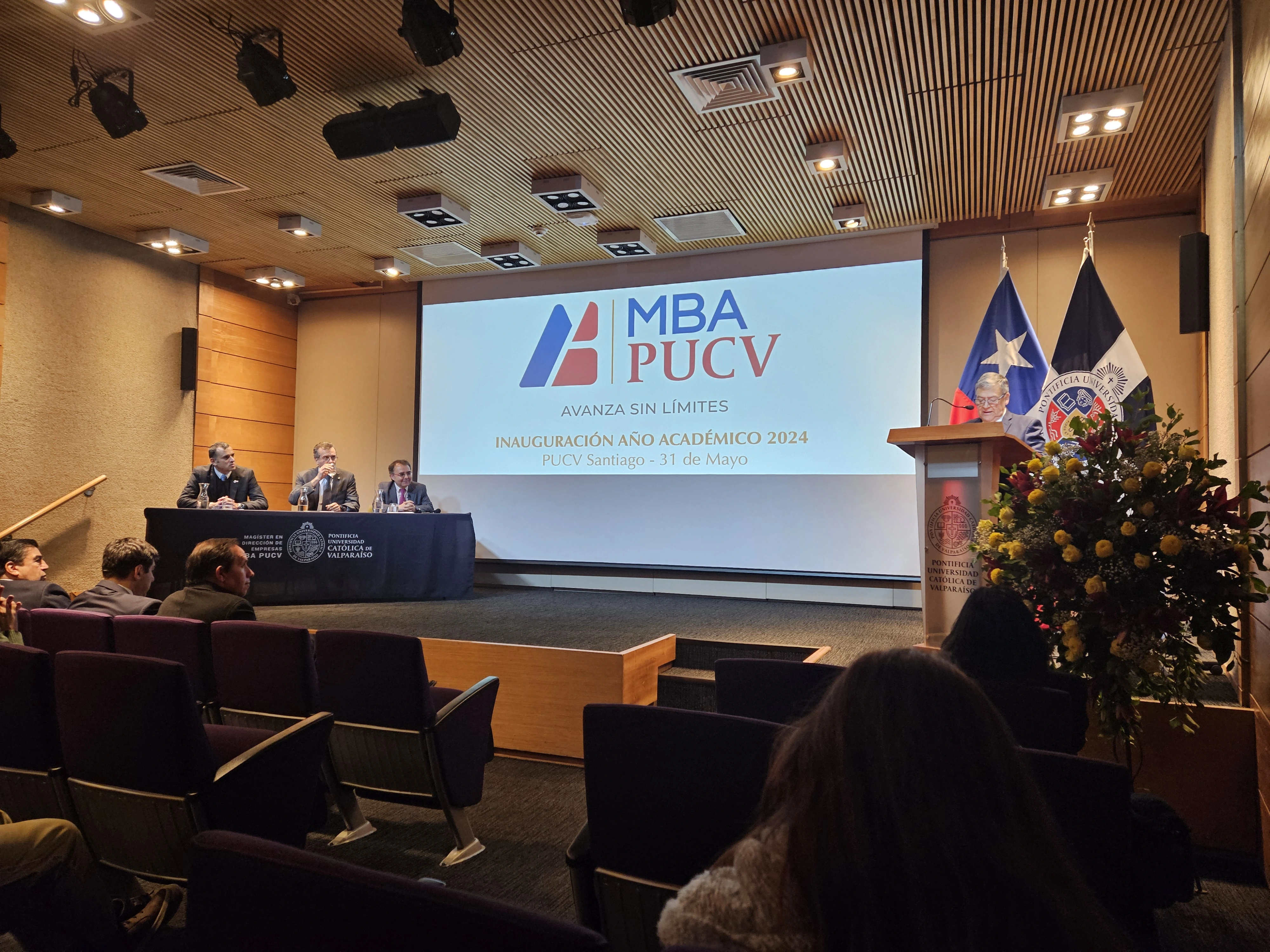 Auditorio Fernando Rosas con escenario y butacas dispuestas para un evento en Espacios PUCV Santiago
