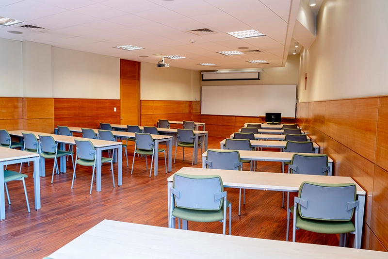 Sala Cerro Concepción (Sala 302), sala de conferencia para 55 personas en Espacios PUCV Santiago