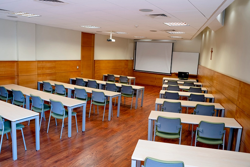 Sala Cerro Bellavista (Sala 403), sala modular para 32 personas en Espacios PUCV Santiago