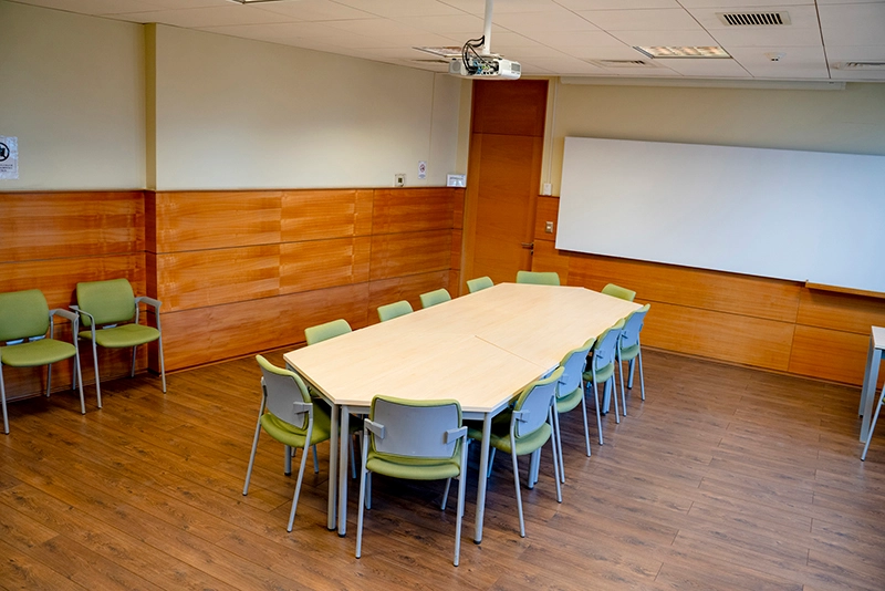 Sala Cerro Alegre (Sala 301), sala modular para 12 personas en Espacios PUCV Santiago