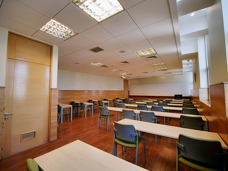 Sala Cerro La Cruz (Sala 602), sala modular para 34 personas en Espacios PUCV Santiago