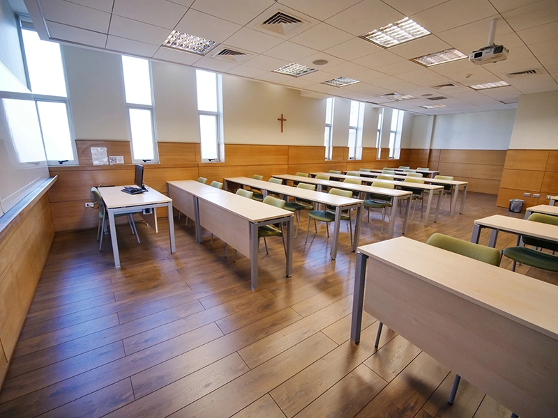 Sala Cerro Yungay (Sala 601), sala modular para 34 personas en Espacios PUCV Santiago