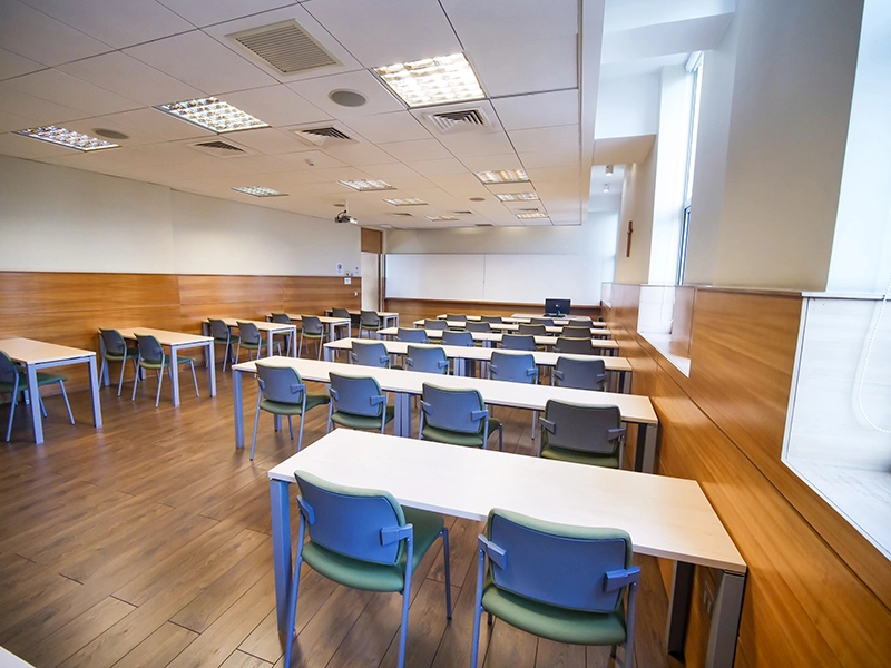 Sala Cerro Barón (Sala 202), sala modular para 32 personas en Espacios PUCV Santiago
