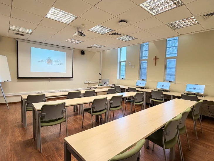 Sala de Computación equipada con estaciones de trabajo para hasta 7 personas en Espacios PUCV Santiago